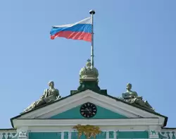 Флаг России на здании Зимнего дворца в Санкт-Петербурге