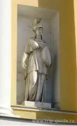 Скульптура на здании Сената и Синода