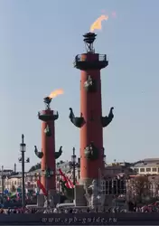 Ростральные колонны с зажжёнными факелами