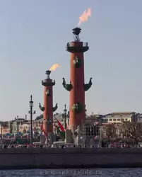 Ростральные колонны с зажжёнными факелами в День Победы