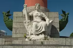 Стрелка Васильевского острова, скульптура, символизирующая Неву