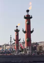 Зажжённые факелы на ростральных колоннах в Санкт-Петербурге