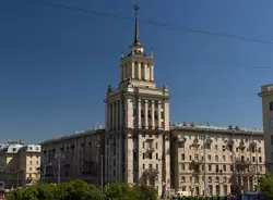 Дом со шпилем на Московском проспекте в Санкт-Петербурге