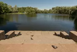 Парк Победы в СПб, гранитный спуск к пруду