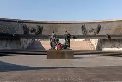 Монумент «Героическим защитникам Ленинграда» — центральная часть