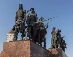 Cкульптурная группа «Летчик и моряки» (на переднем плане) — монумент «Героическим защитникам Ленинграда»