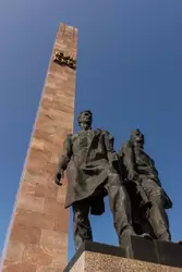 Гранитный обелиск и скульптурная группа «Победители» (солдат и рабочий)