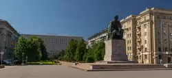 Памятник Чернышевскому и гостиница «Россия» в Санкт-Петербурге