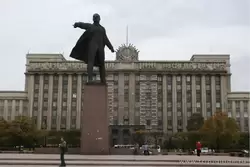 Памятник Ленину и бывший дом Советов на Московской площади в СПБ