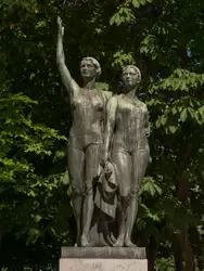 Скульптура «Физкультурницы» в Московском парке Победы