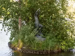 Скульптура «Мальчик, поймавший рыбку» в Московском парке Победы