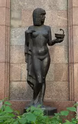 Скульптура «Медицина» во внутреннем дворике здания Российской национальной библиотеки