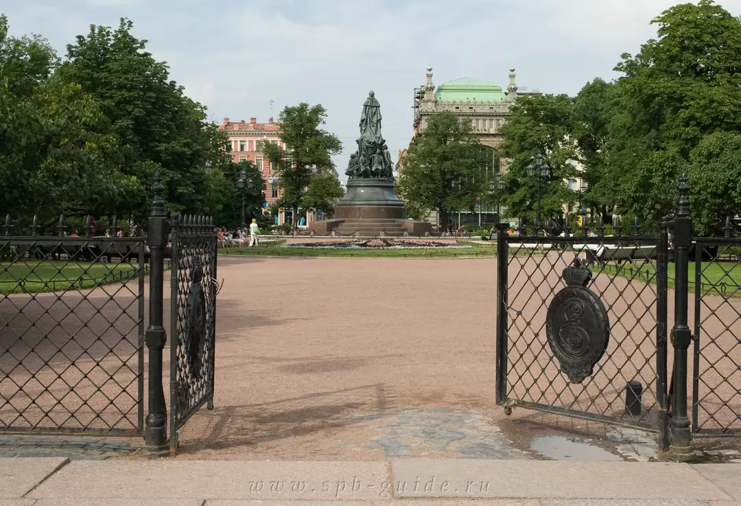 Екатерининский садик в Санкт-Петербурге Екатерининский садик в Санкт-Петербурге
