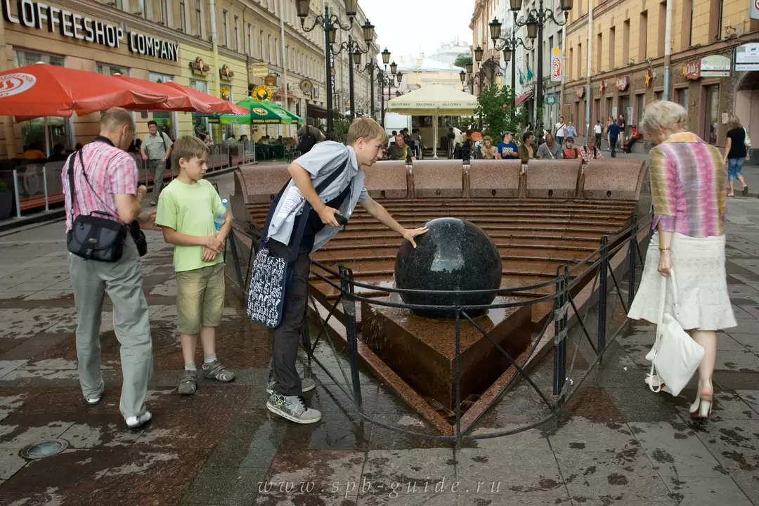 Фонтан с шаром на улице Малая Садовая в Санкт-Петербурге Фонтан с шаром на улице Малая Садовая в Санкт-Петербурге