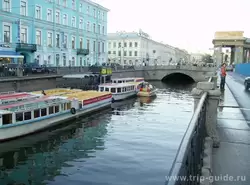 Прогулочные катера у метро «Невский проспект»