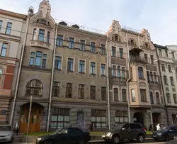Бывшее здание Невской фабрики обоев М.И. Лихачевой, ныне жилой дом