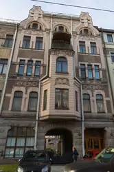 Бывшее здание Невской фабрики обоев М.И. Лихачевой, ныне жилой дом