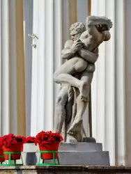 Горный институт, скульптура «Геракл, удушающий Антея»