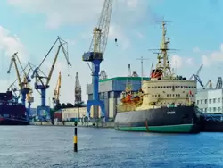 Вид на ледокол «Красин» и верфи Балтийского завода