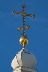 Золочёный крест на колокольне — церковь Святой Екатерины