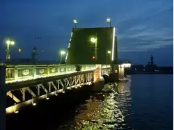 Белые ночи в Санкт-Петербурге, Дворцовый мост