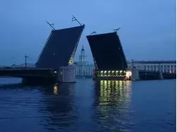 Белые ночи в Санкт-Петербурге, Дворцовый мост