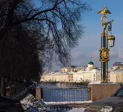 Фонарь Пантелеймоновского моста и река Мойка зимой