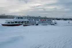 Плавучий ресторан «New Island» вмерз в Неву