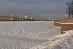 Река Нева закована во льды