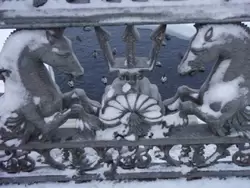 Благовещенский мост в Санкт-Петербурге, гиппокампы — водные кони в ограде