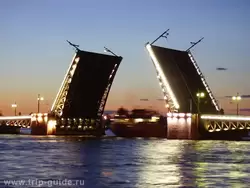 Корабль под Дворцовым мостом