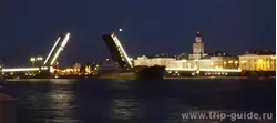 Проход судов во время разводки мостов в Санкт-Петербурге