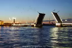 Санкт-Петербург, салют на стрелке Васильевского острова и Дворцовый мост