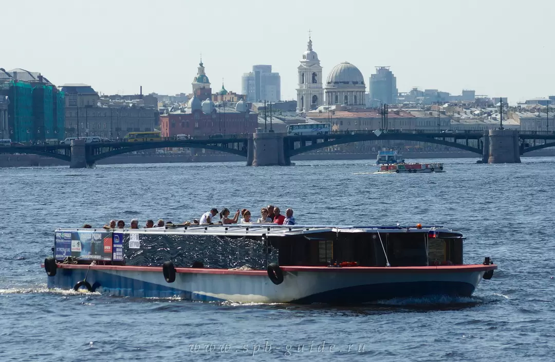Биржевой мост и прогулочный теплоход на Неве Биржевой мост и прогулочный теплоход на Неве