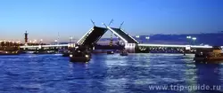 Столпотворение прогулочных корабликов во время развода мостов в Санкт-Петербурге