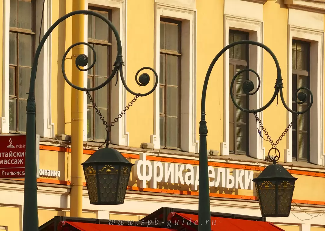 Фонари Итальянского моста и кафе «Фрикадельки» Фонари Итальянского моста и кафе «Фрикадельки»