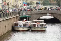 Прогулочные теплоходы и Казанский мост