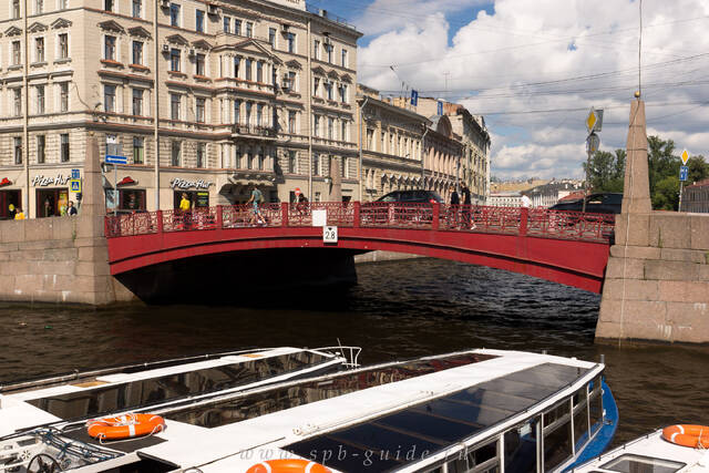 Причал теплоходов у Красного моста в Санкт-Петербурге