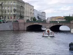 Прогулки по рекам и каналам Петербурга начинаются от Аничкова моста