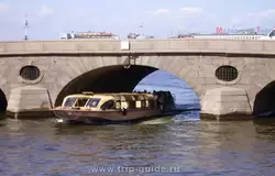 Прогулочный катер под Прачечным мостом