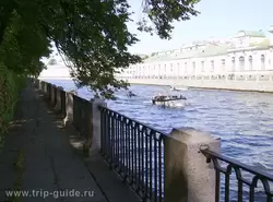 Туристический кораблик на Фонтанке в Санкт-Петербурге