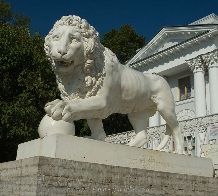Львы у лестницы Елагина дворца