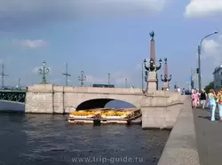 Прогулочные катера у Троицкого моста