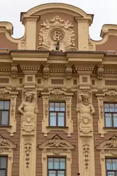 Часть фасада гостиницы, выходящего на Михайловскую улицу