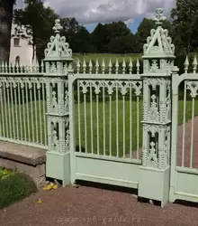 Белая башня, ворота