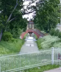 Крестовый мост перекинут через Крестовый канал
