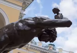 Скульптуры у Александровского дворца