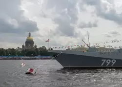 Фрегат «Адмирал Макаров» в Неве напротив Исаакиевского собора