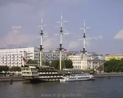 Корабль на Петровской набережной
