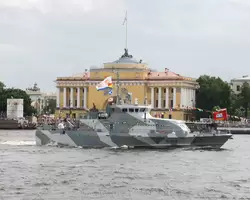 Противодиверсионный катер «Юнармеец Заполярья» (Северный флот) в Санкт-Петербурге на фоне Адмиралтейства